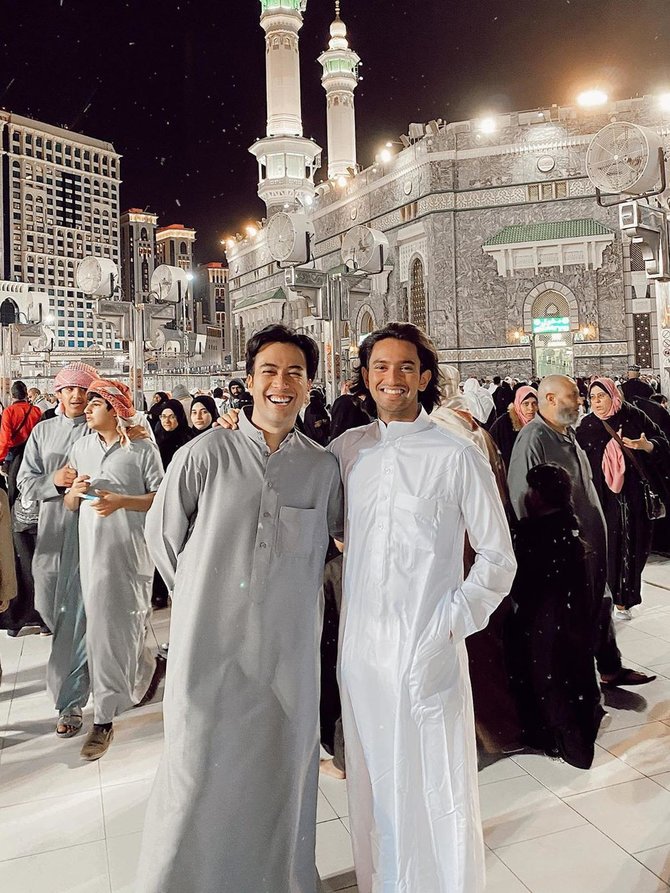 selebriti kenakan baju muslim koko