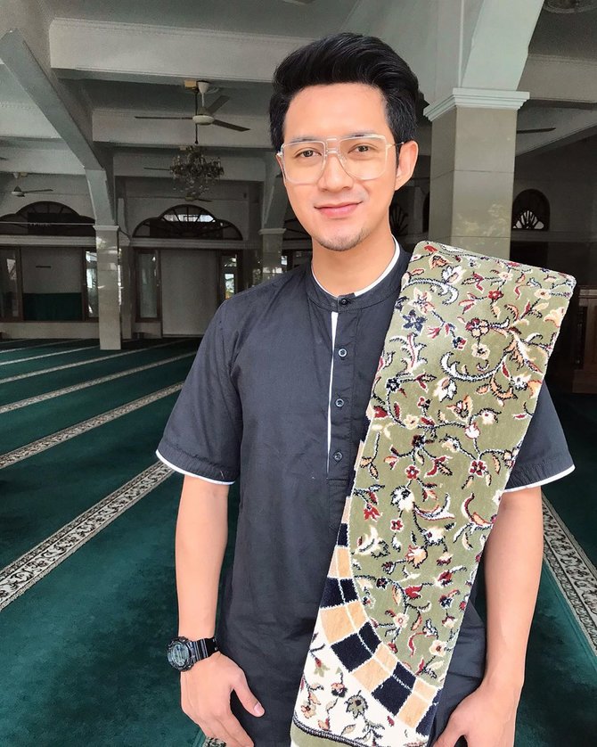 selebriti kenakan baju muslim koko