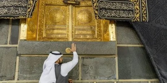 Cegah Corona, Ka'bah dan Hajar Aswad Dibersihkan, Diberi Parfum Lima Kali Sehari