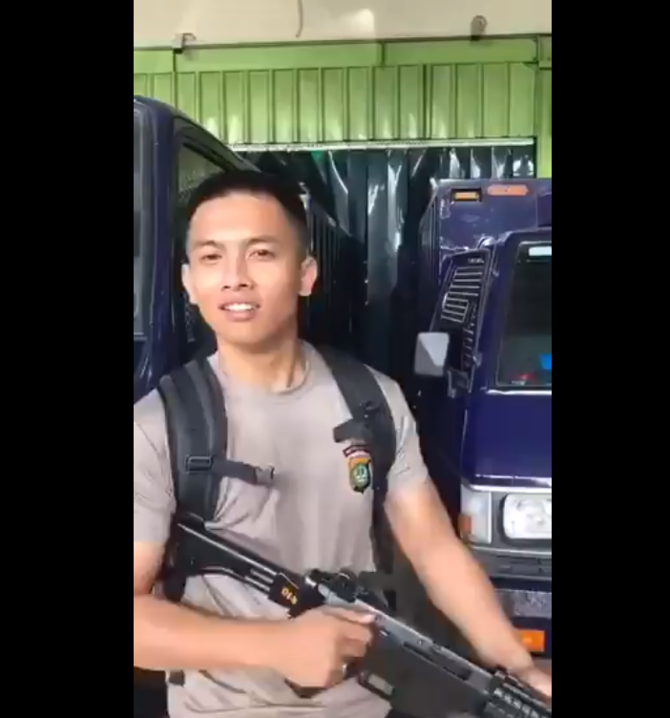 viral video polisi pamer senjata