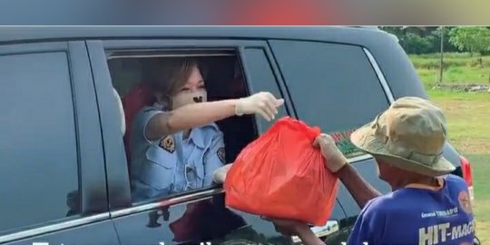 Potret Maia Estianty Bagi-bagi Sembako ke Pedagang Hingga Petugas Kebersihan