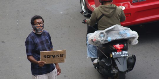 Mal Ditutup, Tukang Servis HP Tawarkan Jasa di Pinggir Jalan