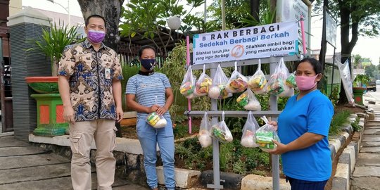 Saling Bantu Hadapi Pandemi, Lurah Kebon Baru Bikin Rak Berbagi