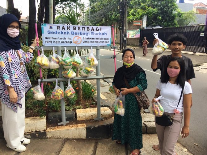 rak berbagi di kebon baru