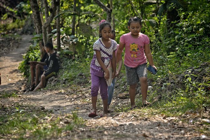 murid sd di yogya naik bukit demi ikut sekolah online