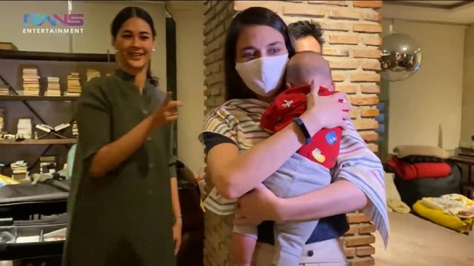 luna maya gendong kiano