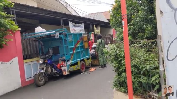 baim wong bantu tukang sampah