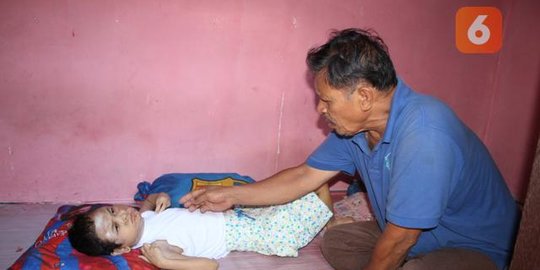 Istri Meninggal Dunia, Seorang Ayah Setia Rawat Putrinya yang Penyandang Disabilitas