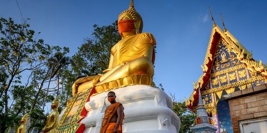 Saat Patung Buddha Raksasa di Thailand Kenakan Masker