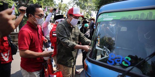 Pandemi Corona, PKPI Bagikan Paket Sembako ke Sopir Bajaj di Jakarta