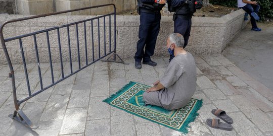 Pasukan Israel Awasi Warga Palestina yang Salat di Luar Masjid Al-Aqsa