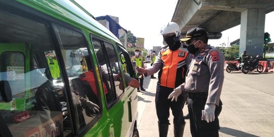 Kena Razia PSBB Bogor, 18 Orang Disanksi Bersihkan Sampah