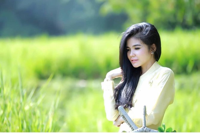 7 Potret Karina Ranau Istri Epy Kusnandar Yang Cantik Dan Seperti Abg