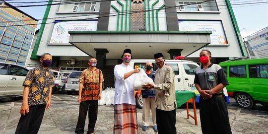 Sowan ke Balai Muhammadiyah, Gibran Bagikan 200 Paket Sembako untuk Marbut Masjid