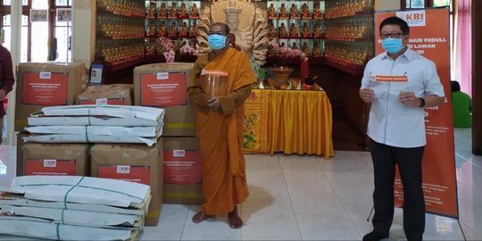 Umat Buddha Bantu APD, Bupati Anas Sebut Gotong Royong Kunci Melewati Pandemi