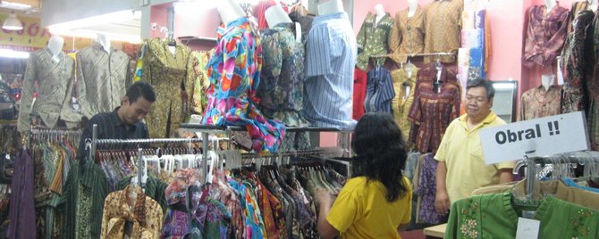 ilustrasi berbelanja baju lebaran