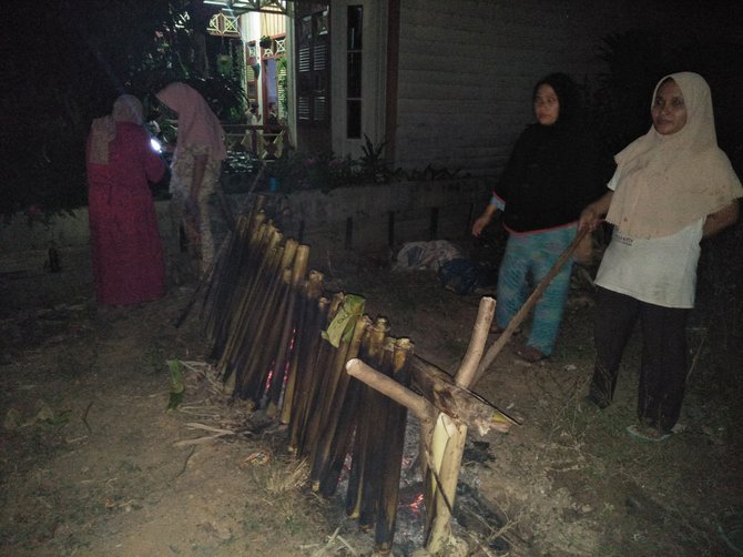 mengenal mangalomang tradisi masyarakat sumut saat malam hari raya