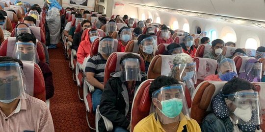 CEK FAKTA: Disinformasi Foto Penumpang Naik Pesawat di Indonesia