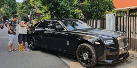 Duh, Denny Cagur Isi Bensin Eceran Buat Rolls Royce Raffi Ahmad