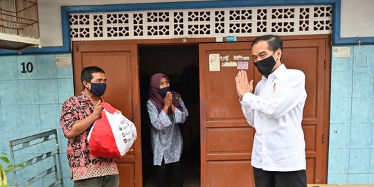 Jokowi Tinjau Penyaluran Bantuan untuk Warga Terdampak Covid-19
