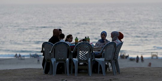 Potret Warga Palestina Menikmati Buka Puasa di Tepi Pantai