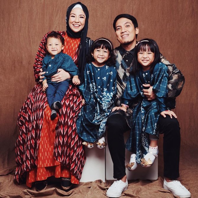 tak hanya saat lebaran 8 keluarga seleb ini doyan pakai baju kembaran