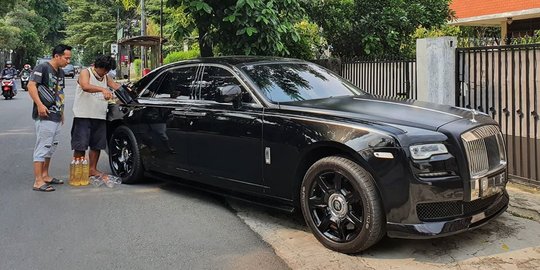 Raffi Ngamuk Rolls Royce Diisi Bensin Eceran, Denny Cagur Klarifikasi & Minta Maaf