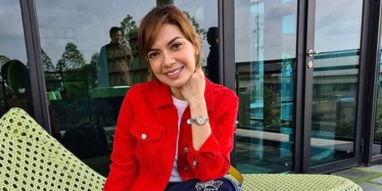 4 Koleksi Sepatu Sneakers Najwa Sihab, Bangga Gunakan Produk Lokal