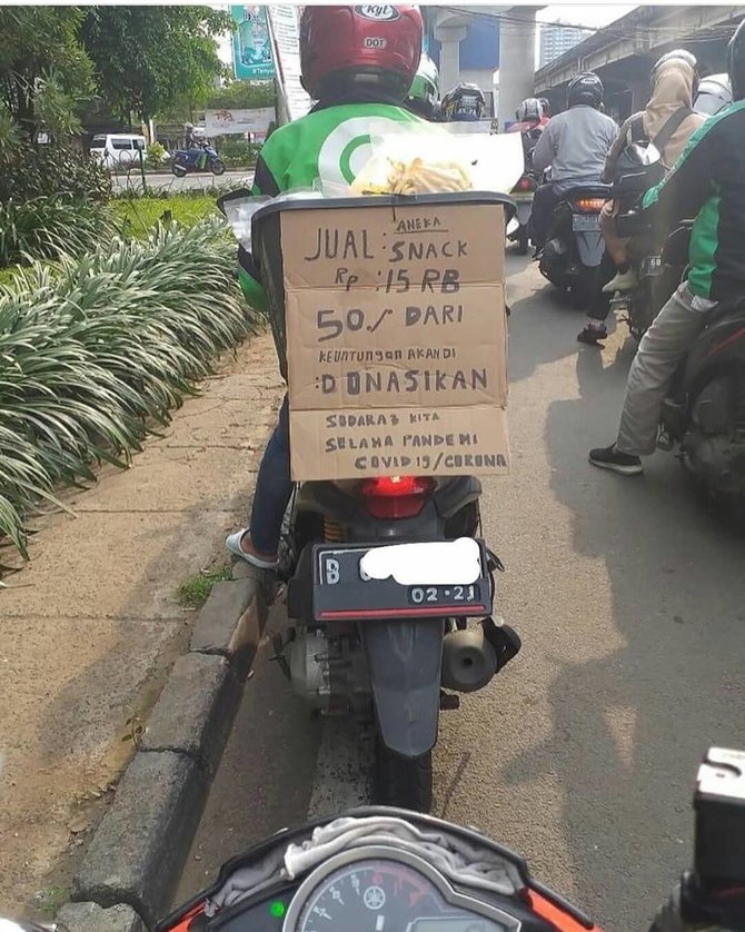 driver ojol cari uang di tengah sepinya order