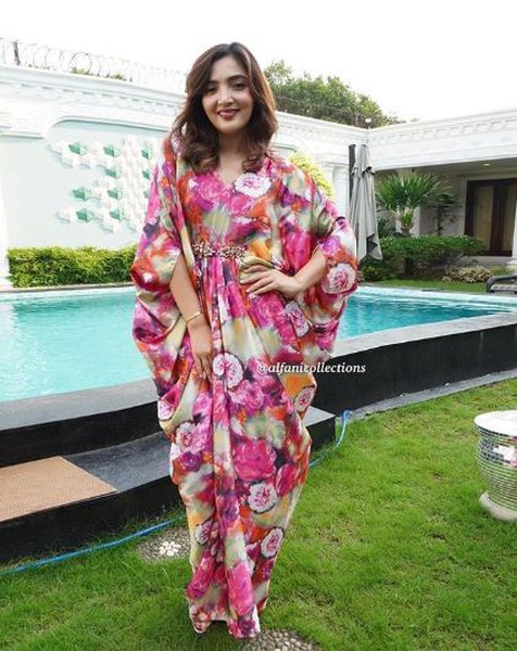 artis memakai kaftan