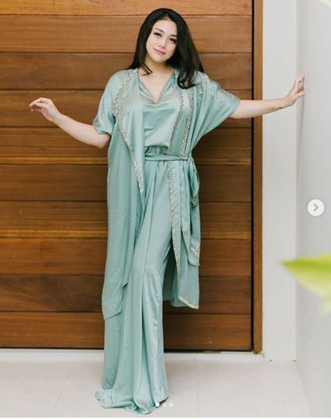 artis memakai kaftan