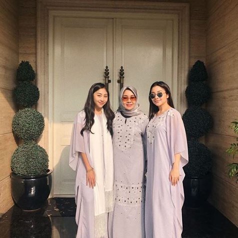 artis memakai kaftan