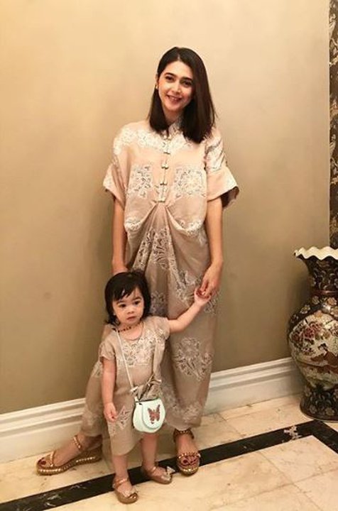 artis memakai kaftan
