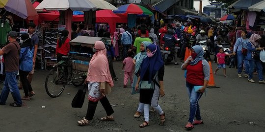 Pasar Dipadati Warga, Jokowi Minta Jaga Jarak Aman dan Protokol Kesehatan