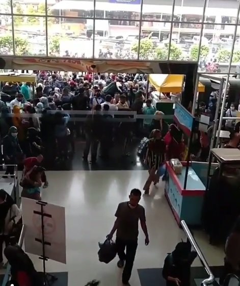 pengunjung membludak dan berkerumun di depan mall cbd ciledug