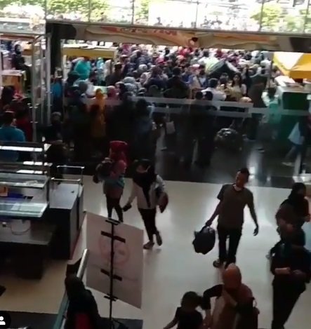 pengunjung membludak dan berkerumun di depan mall cbd ciledug