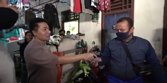 Pegang Gepokan Uang Pecahan Rp100 Ribu, Ini Potret Merry Bagi-bagi Uang ke Tetangga