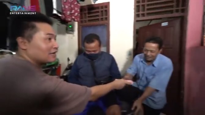 merry bagi bagi uang ke tetangga