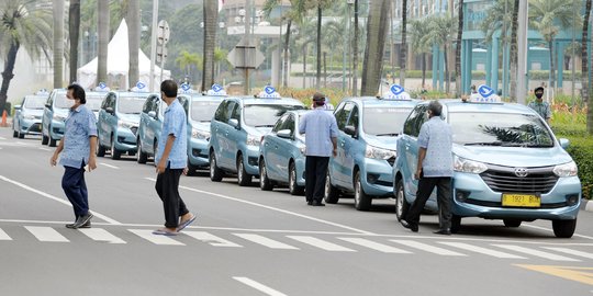 Nasib Sopir Taksi di Tengah PSBB