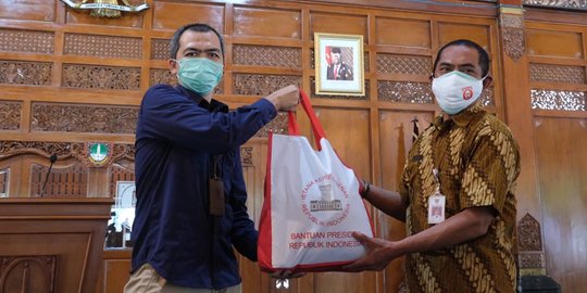 Jokowi Beri 20 Ribu Paket Sembako untuk Warga Kurang Mampu di Solo