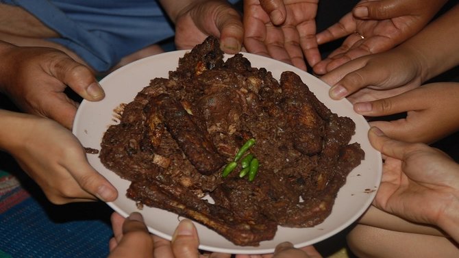 menyantap lezatnya dayok binatur makanan asli simalungun yang penuh makna