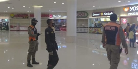 Sejumlah Mal di Surabaya Dijaga Ketat Satpol PP