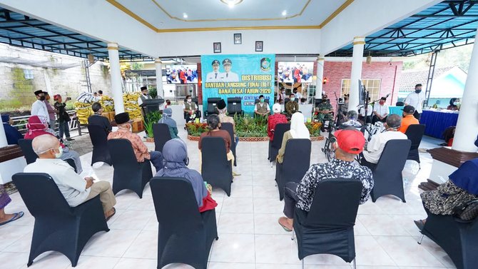 bupati banyuwangi abdullah azwar anas saat penyaluran blt dana desa