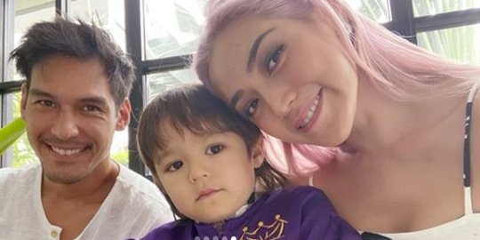 El Barrack Lulus Sekolah, Jessica Iskandar Bangga dan Ungkap Cita-Cita Sang Putra