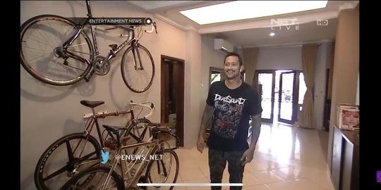 Koleksi Motor dan Sepeda nya Bikin Melongo, Intip 8 Potret Kediaman Tora Sudiro