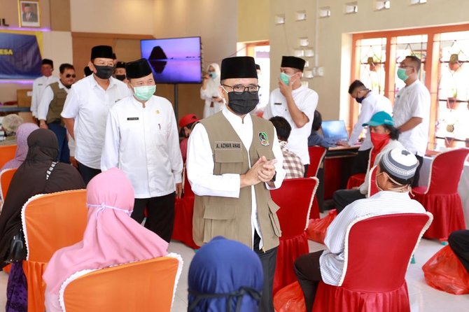 penyaluran bantuan kepada warga di banyuwangi