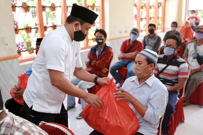 penyaluran bantuan kepada warga di banyuwangi