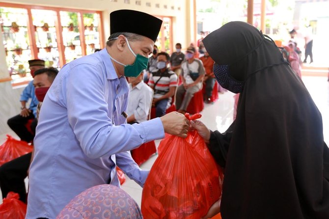 penyaluran bantuan kepada warga di banyuwangi