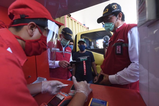 komisaris pertamina condro kirono bersama direktur pemasaran retail pertamina mas039ud khamid melakukan pemantauan langsung jalur tol trans jawa