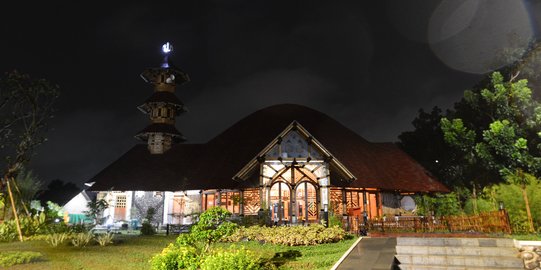 Mengunjungi Masjid Bambu Terbesar di Indonesia